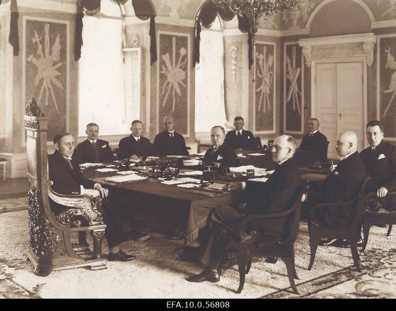 The Government of the Republic of Estonia consists of the left-left table (from the left) J. Lattik, a. Oinas, L. Johanson, K. Soonberg, J. Zimmermann; right-left table (from the left) t. Kalbus, m. Juhkam, o. Köster; keksel Rei and K. Terras.