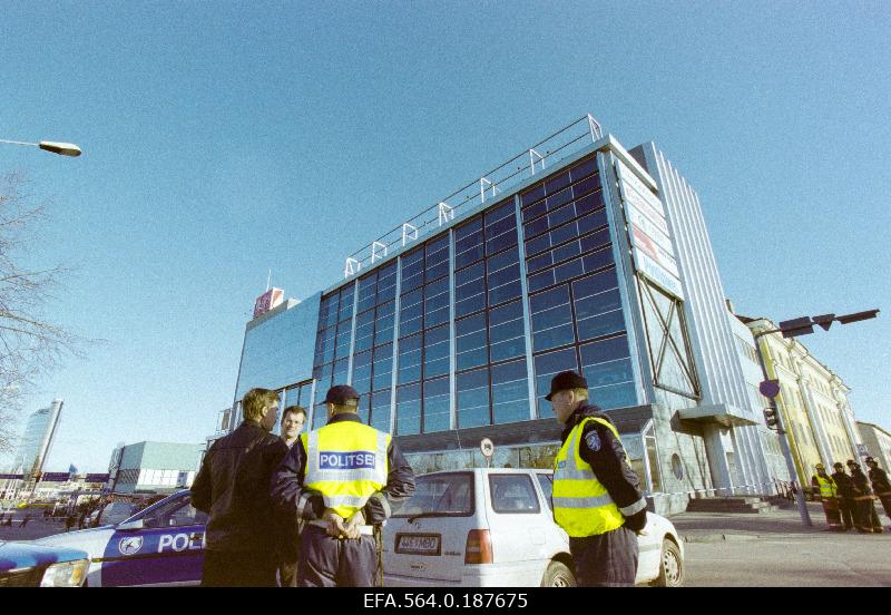 Police officers at the bank building during the bomb threat to Hansapanga.