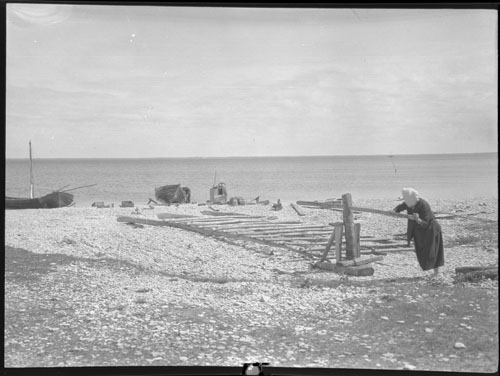 En båt vindas upp på land. (1932)