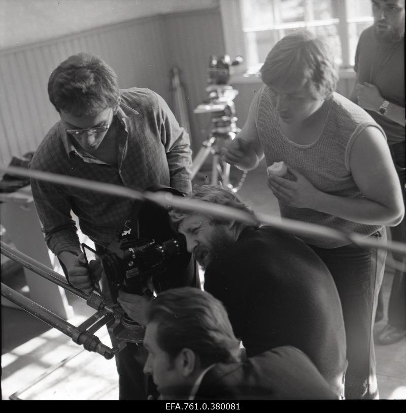 The film "Metscanners" shows. Actress Rudolf Allabert, operator Jüri Sillart, operator assistants Peeter Lõõbas and Rein Pruul