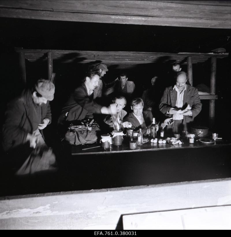 A scene from the film "Metscanners". Robert Gutman, Rudolf Allabert, Juhani in Aarne Üksküla, Tõnu Kark, Kristjan in the role of Enn Klooren