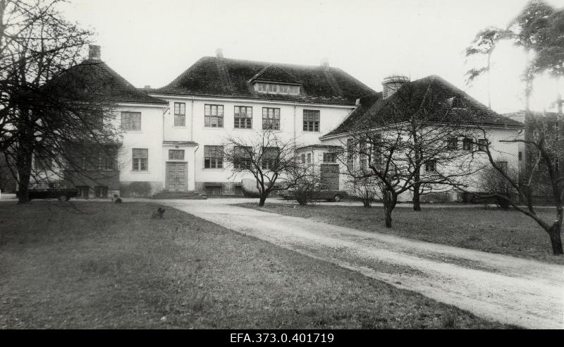 View of the building of the Pärnu Rääma Main School.