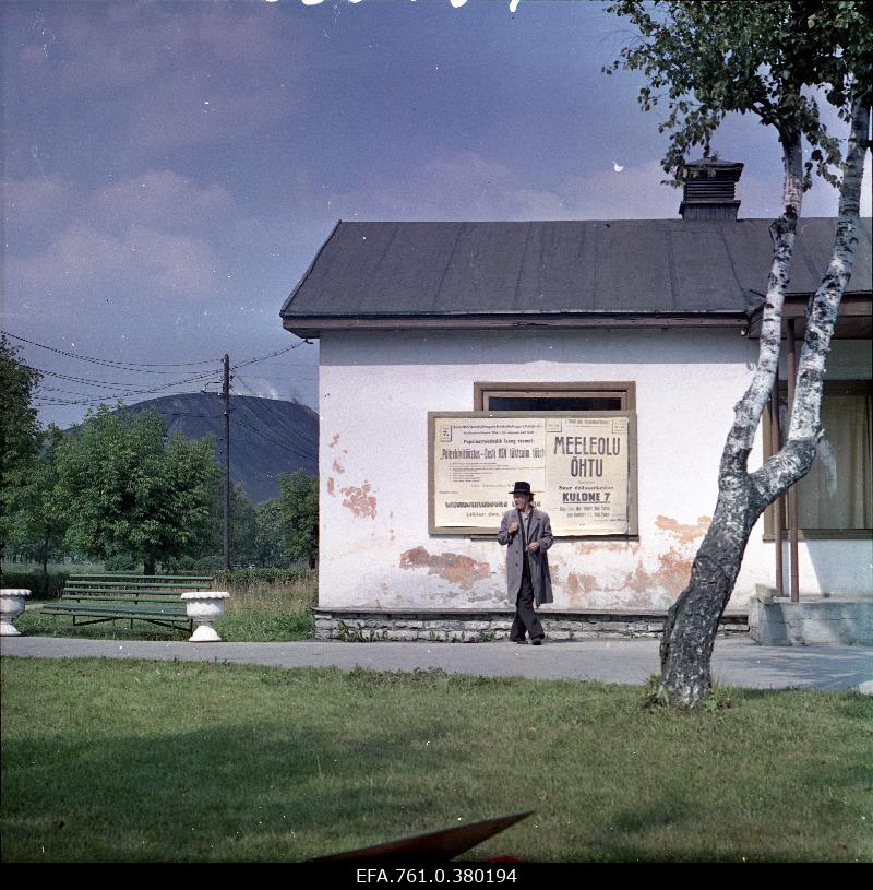 A scene from the film "Metscanners".Räämas in front of the announcements on the building in the role of Tõnu Arvo Kukumägi. Back of the ash mountain