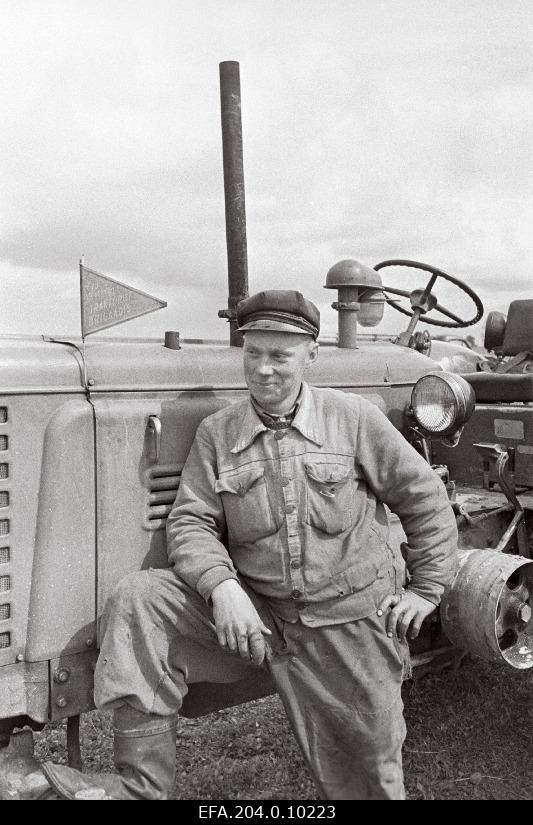 Jaan Õismann from the tractor of the SIPA machine-tractor station.