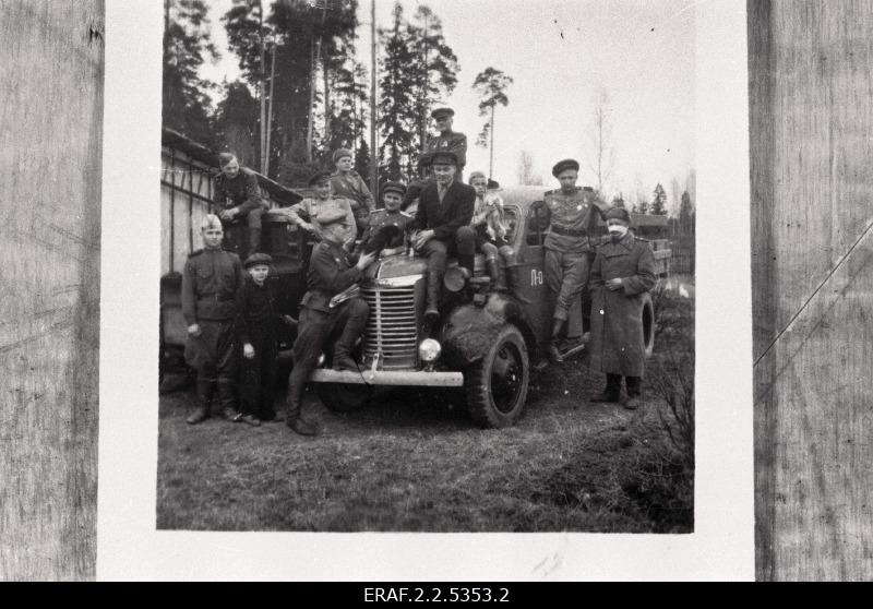 Rest stop at the Estonian Laskurkorpus near Märjamaa before reaching Tallinn. Meeting with local residents.