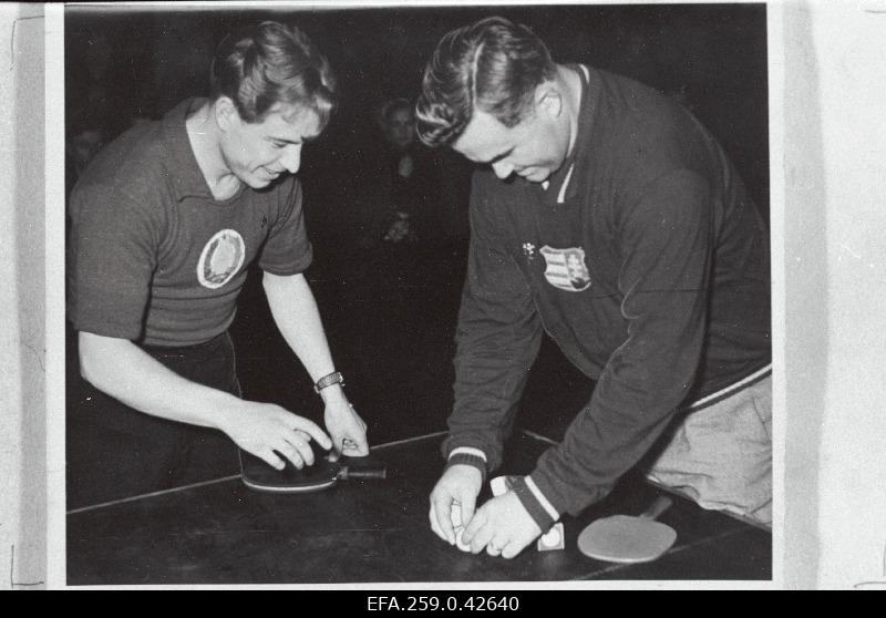 The Hungarian Ferenc Sido and Johannes Meeksa picked balls at the meeting of the Soviet Union in the table tennis.