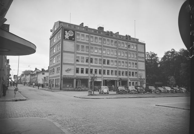 Oulun Post savings bank at the crossroads of Asema Street and Kirkko Street - vaaka, black and white
