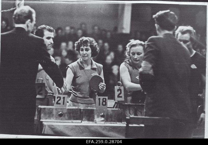 Final meeting in a couple of games s. Zahharjan-A. Akopjan and e. Lestal-J. Meeksa (best) between the Soviet Union's table tennis tournament.