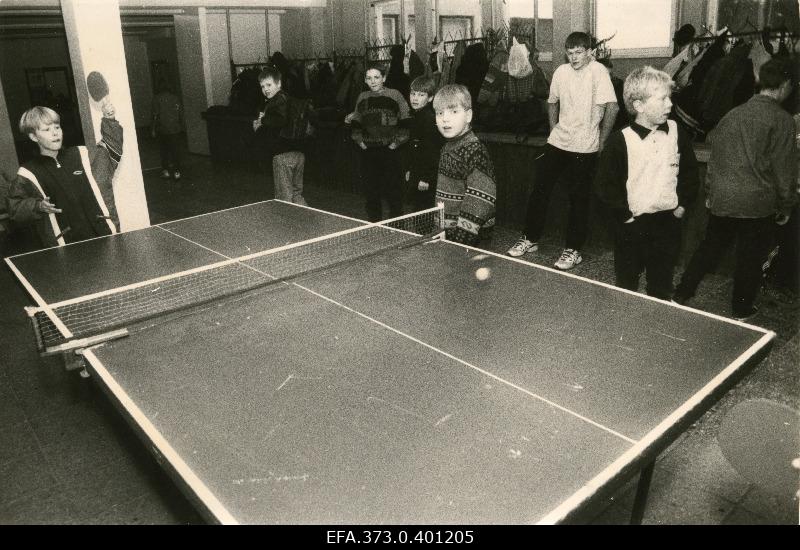 The students of Aluvere Basic School in the wardrobe at the front room playing a table tennis.