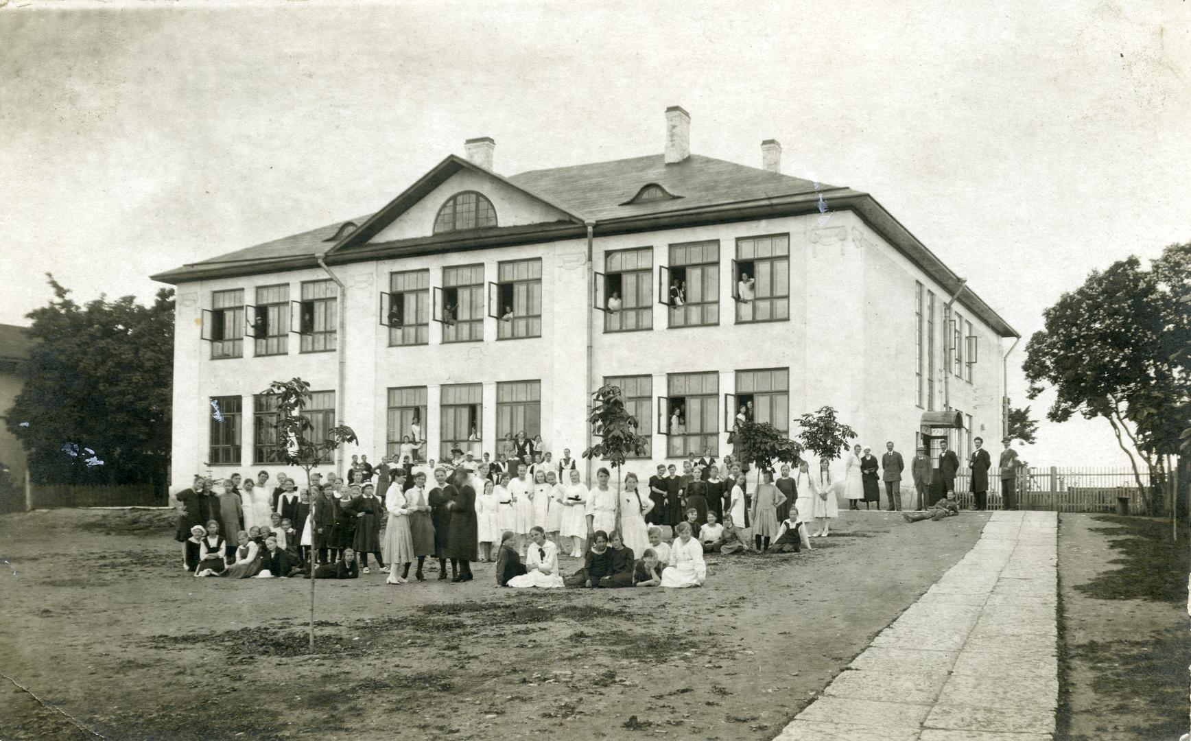 Tallinn City 5. Primary school family in front of school house on June 5, 1920