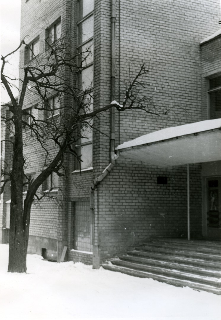 Tartu 10. Main entrance to the secondary school building
