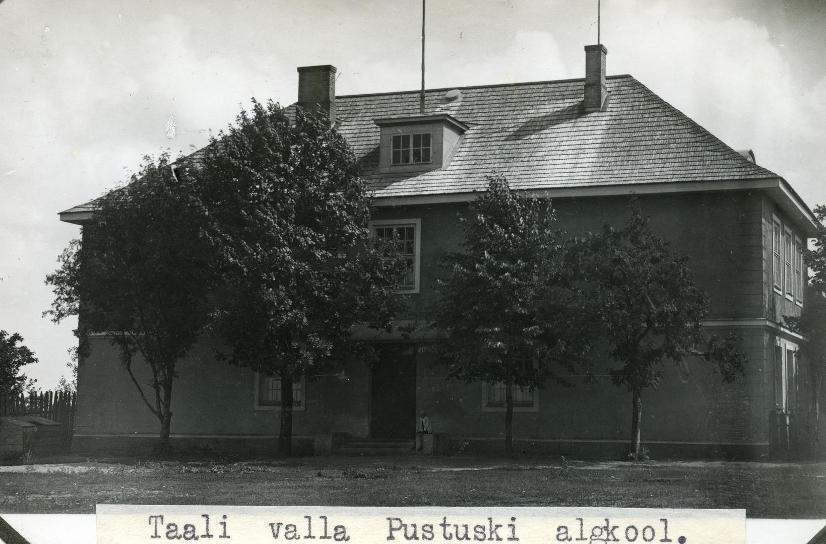 Pustuski 6-kl Start school building in the municipality of Taali
