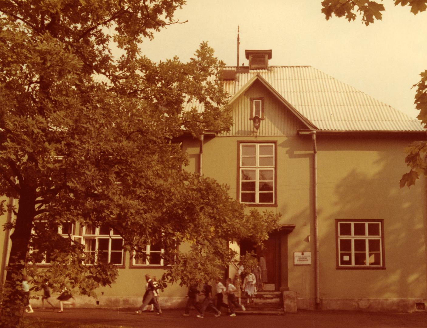 Building of Tallinn Kivimäe Main School (Leegi tn 14)