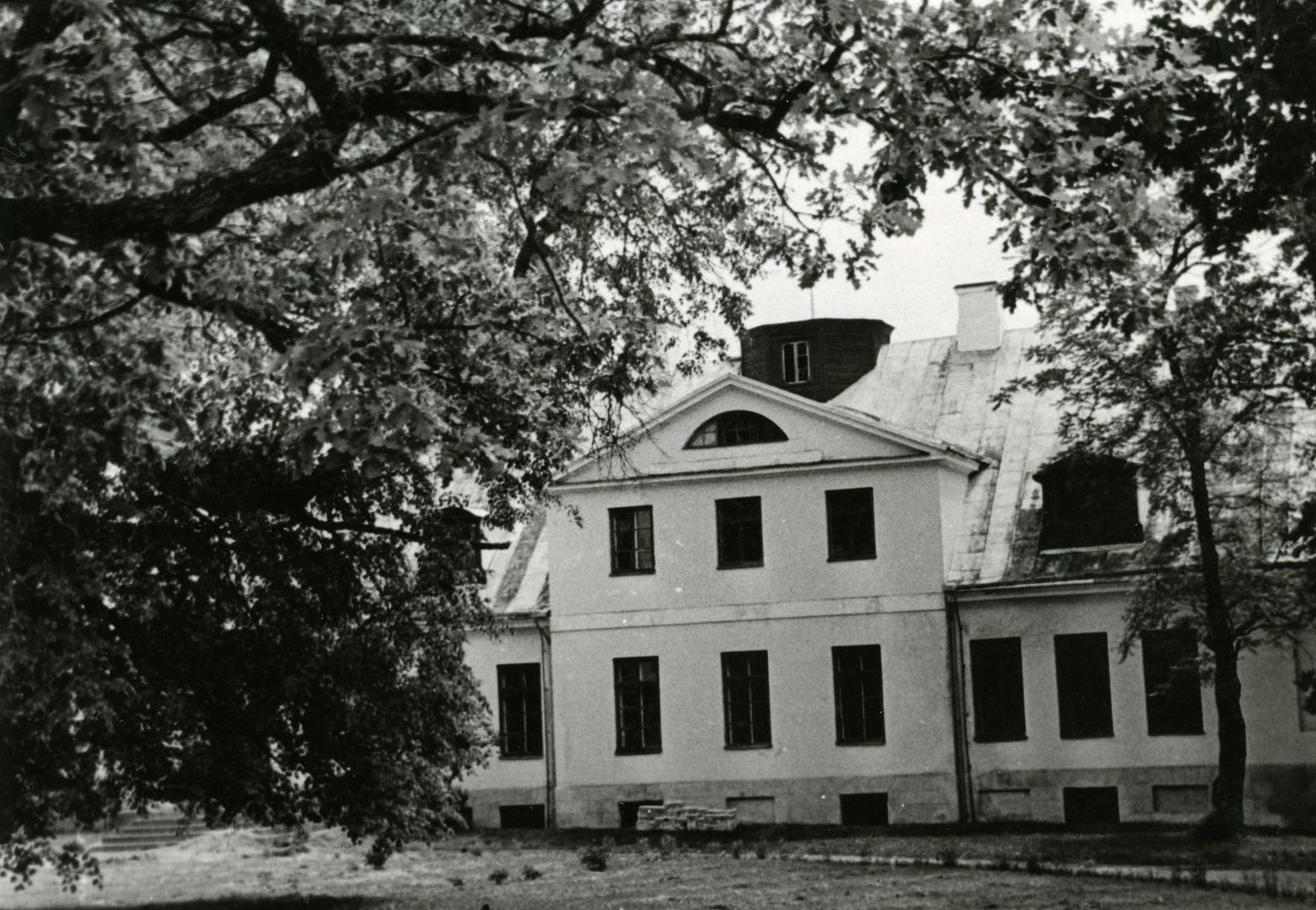 Suislepa schoolhouse, Suislepa manor house
