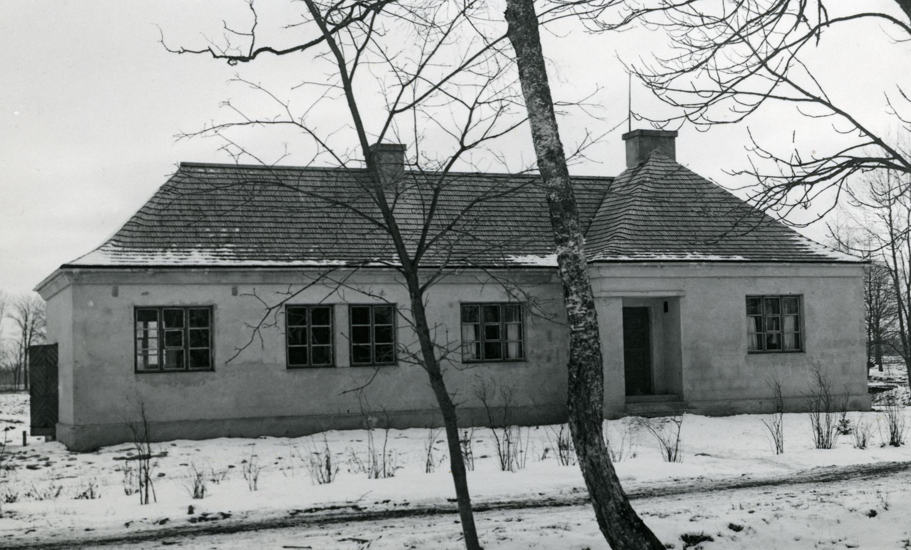 Activities, buildings, teachers and students of the Penijõe Farm School