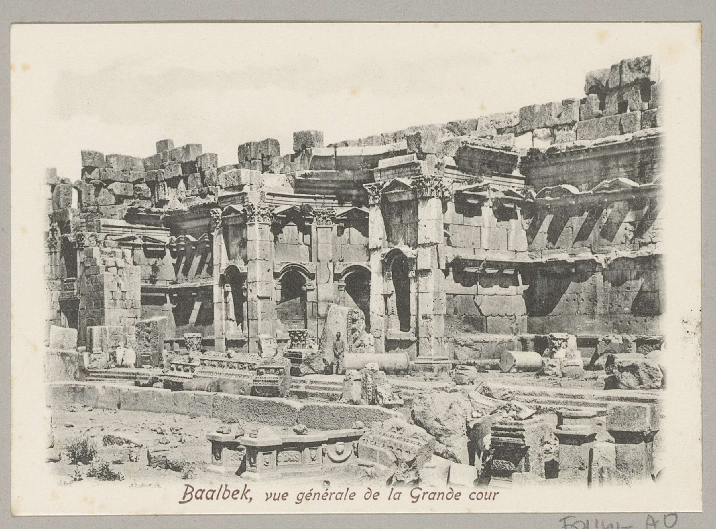 Baalbek, vue génerale de la Grande cour, Gezicht op het Groot Hof van het tempelcomplex van Baalbek