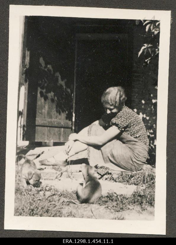Vita von Maydell (Olaf Maydelli õde) koerakutsikatega peaukse ees