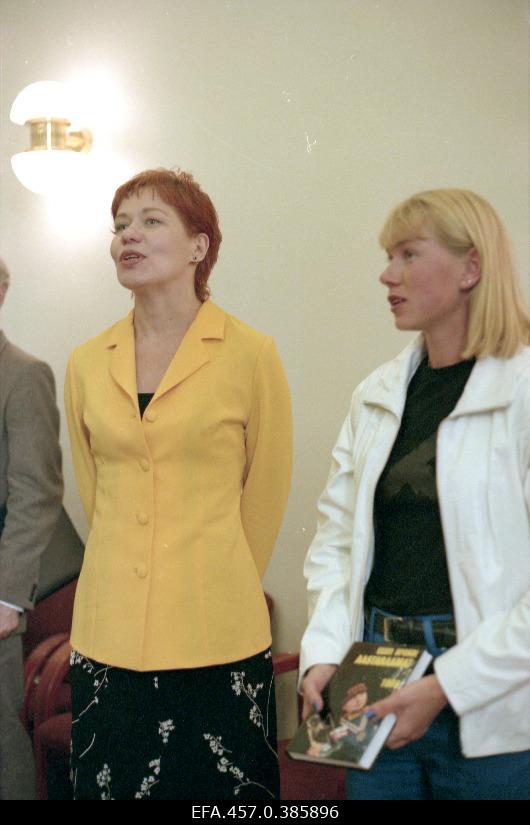 Minister of Culture Signe Kivi and ski athlete Kristina Šmigun (best) at the presentation "Estonian Yearbook of Sports 1999".