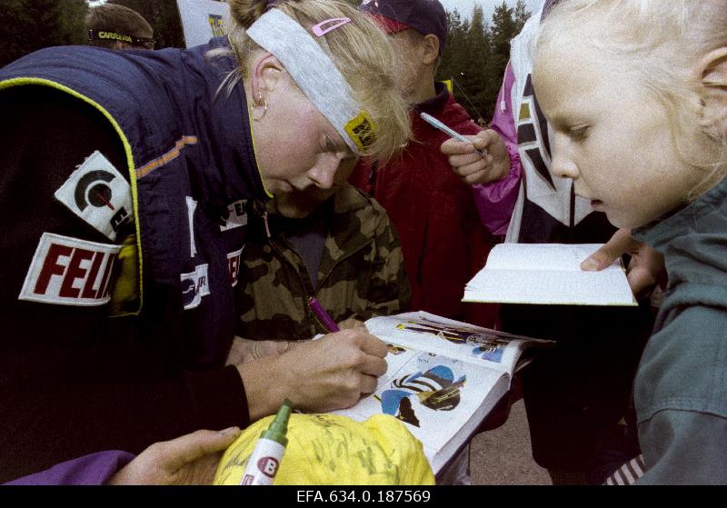 The skier Kristina Šmigun shares the autographs after the competition on Saku sovereign.