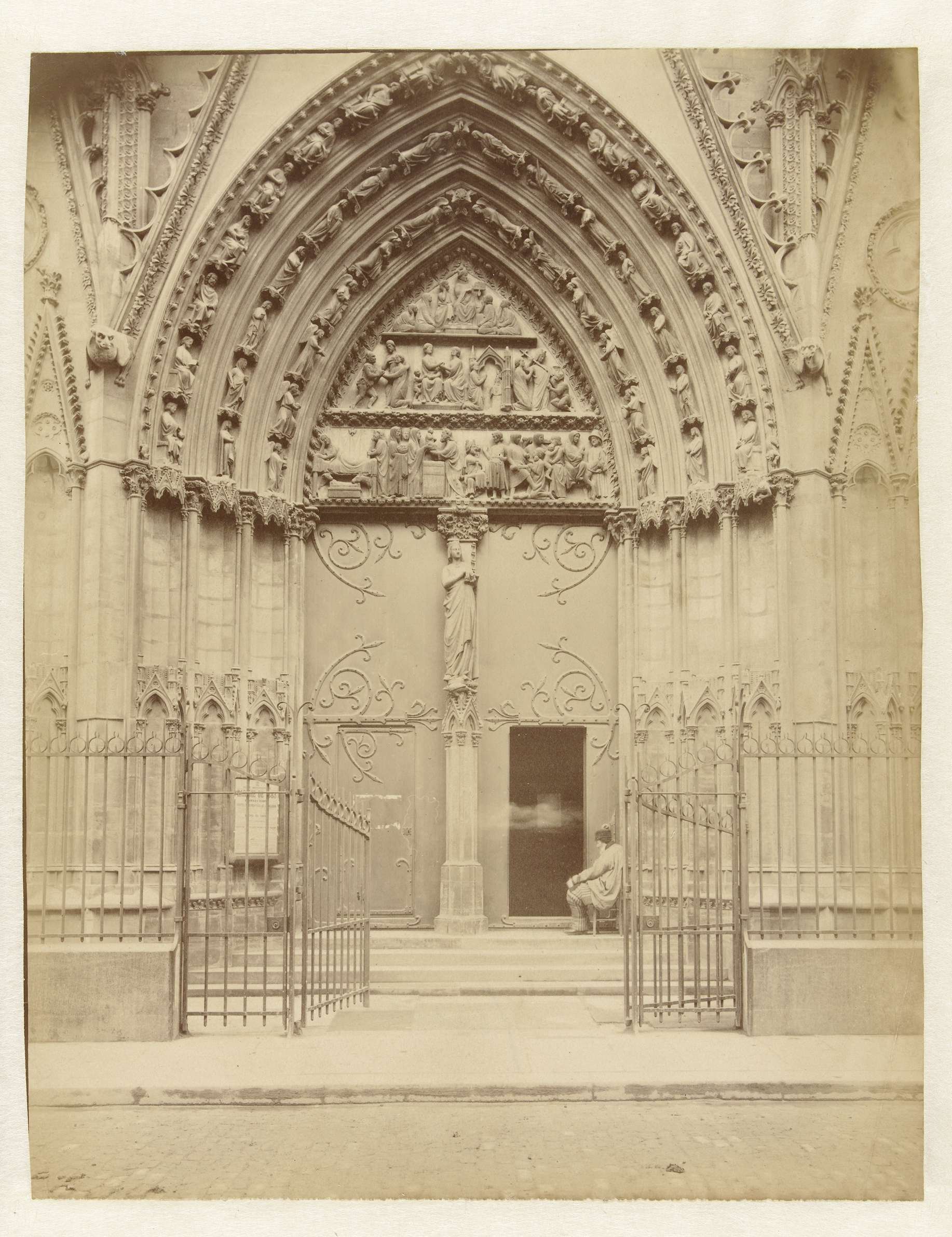 Notre Dame, facade de, Zijportaal van de Notre Dame in Paris