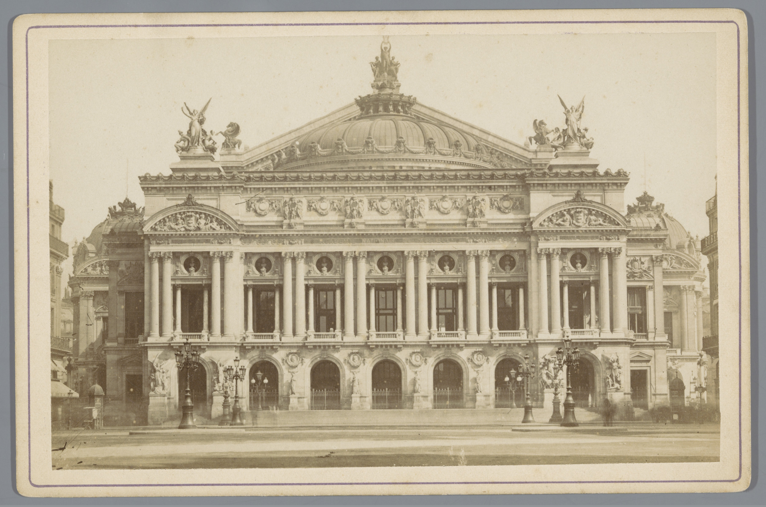 Voorgevel van de Opéra Garnier here Paris