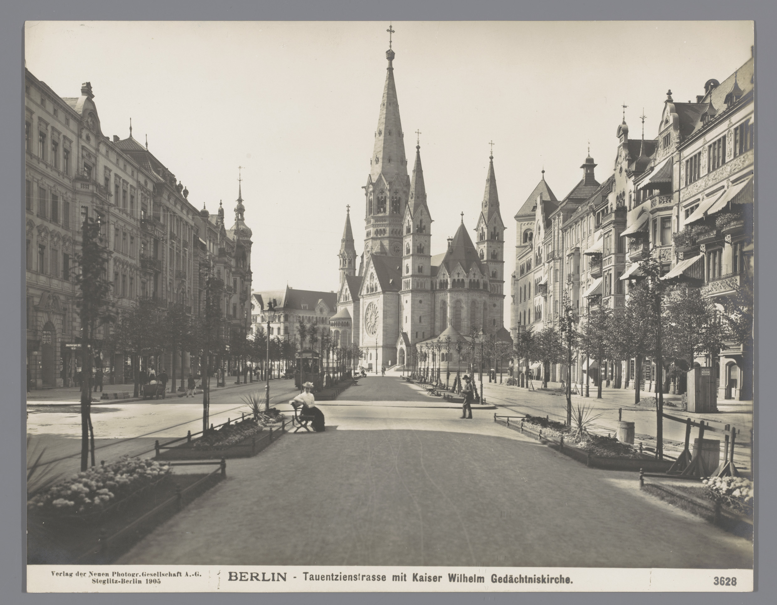Gezicht in Berlijn met zicht op de Gymnastic Church, Berlin, Tauentzientrasse with Emperor Wilhelm Memory Church