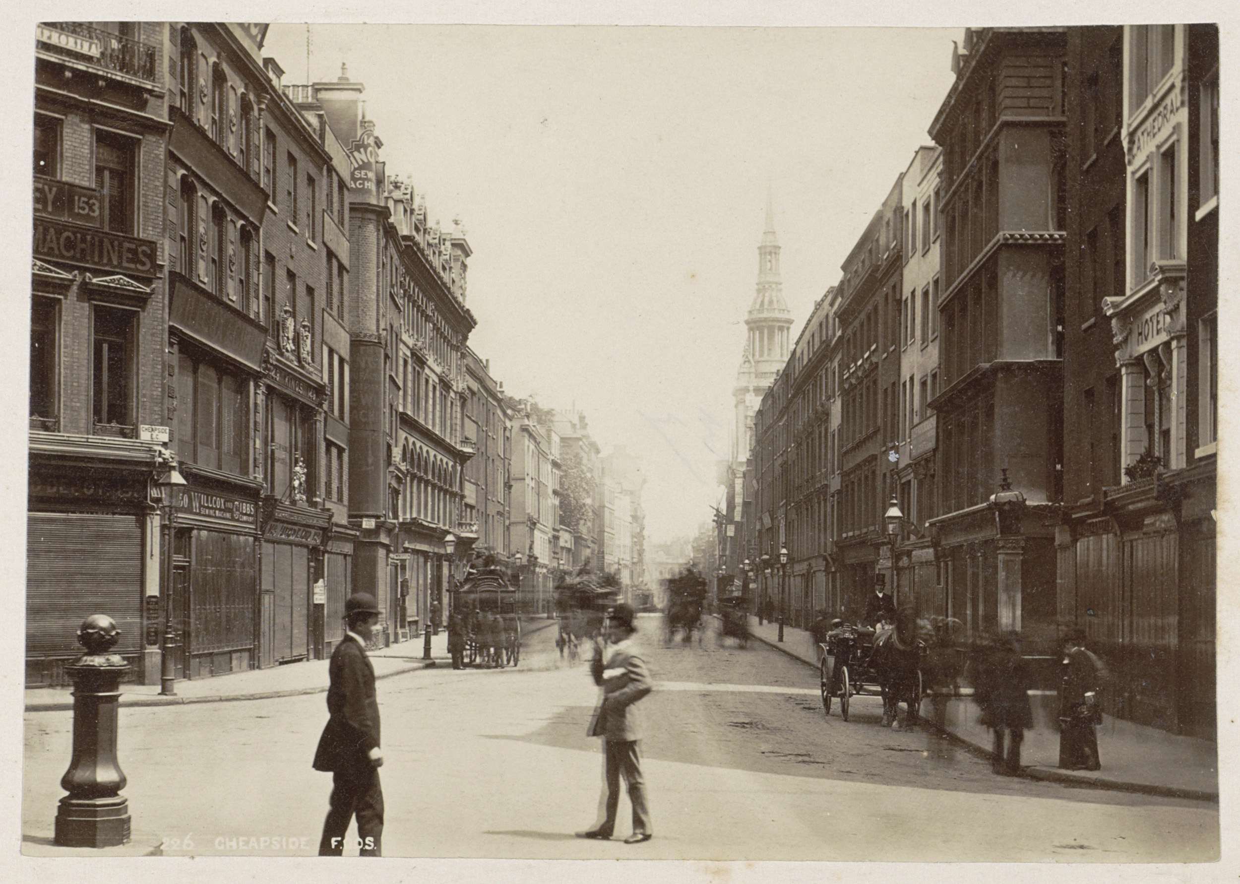 Cheapside, Voorbijgangers en coupledenkoetsen in Cheapside in Londen, op de achtergrond de kerk St Mary-le-Bow, Cheapside London