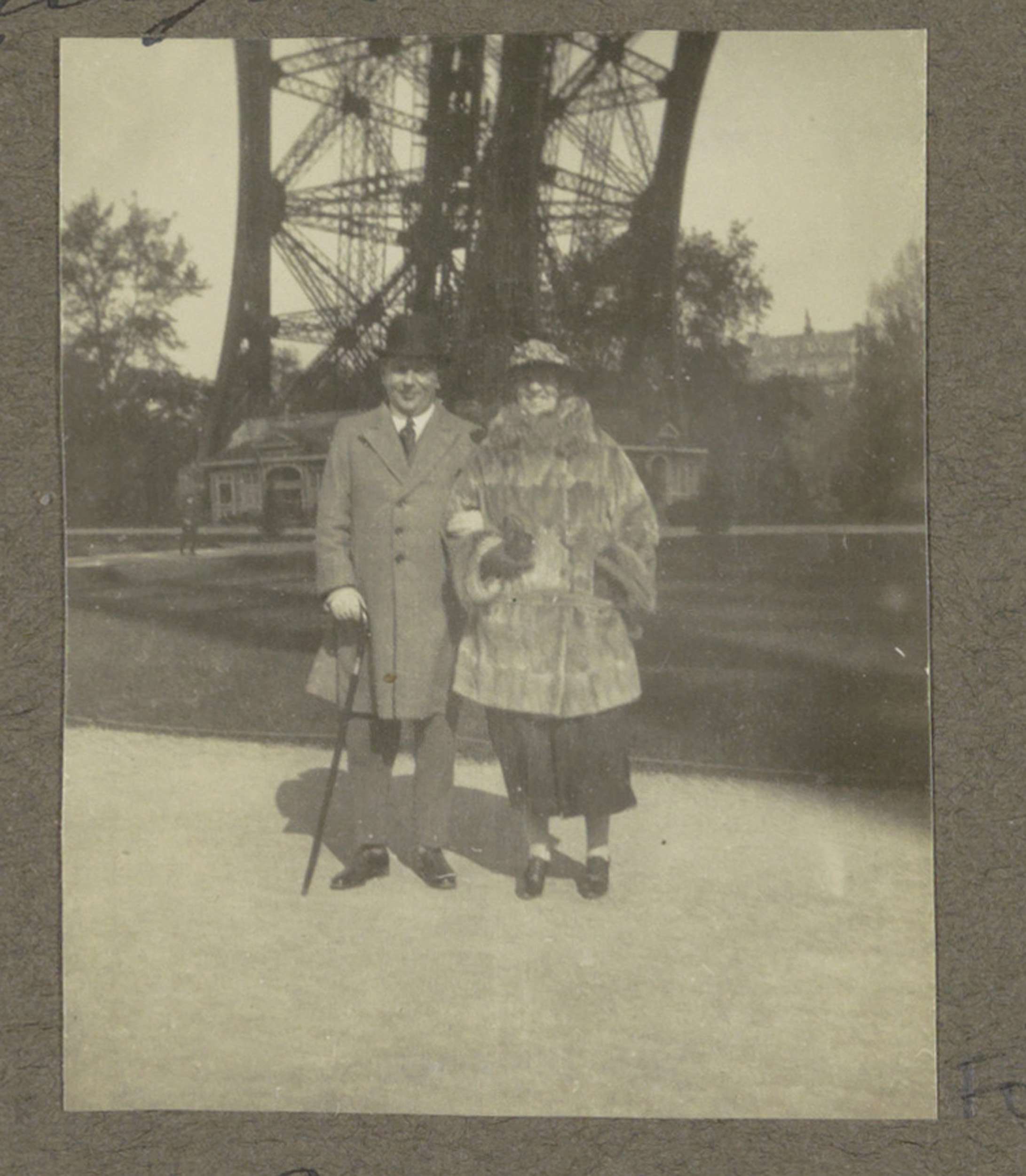 Waar? Onder de Eifeltoren!, I en vrouw onder de Eiffeltoren here Paris