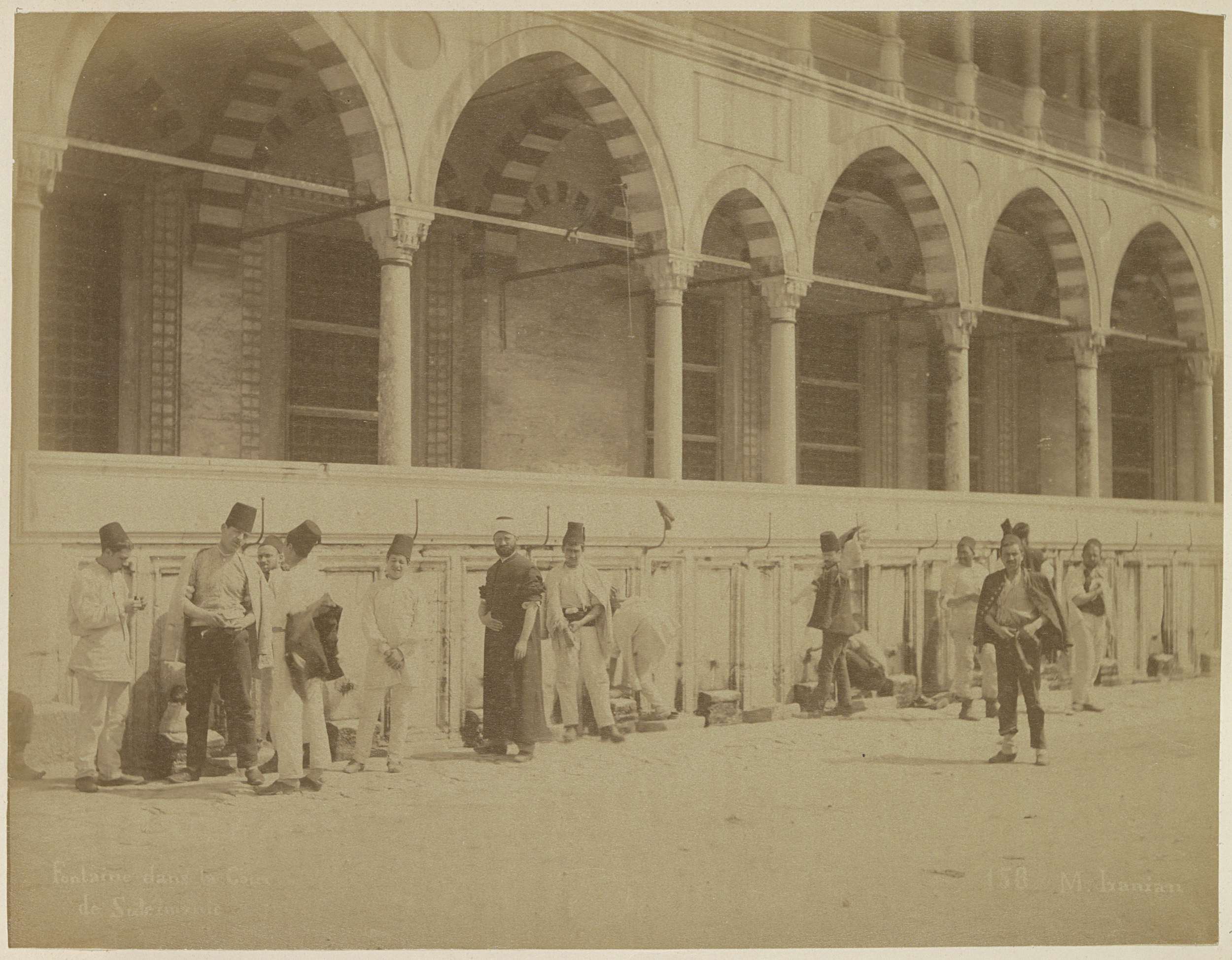 Mannen bij een fontine op de binnen platats van (vermoedelijk) de Süleymaniyemoskee in Istanbul, Fontaine dans la Cour de Suleim[(...)]