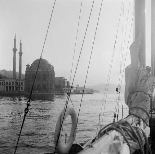 Daphne seglar genom Istanbul. (1947-1984)