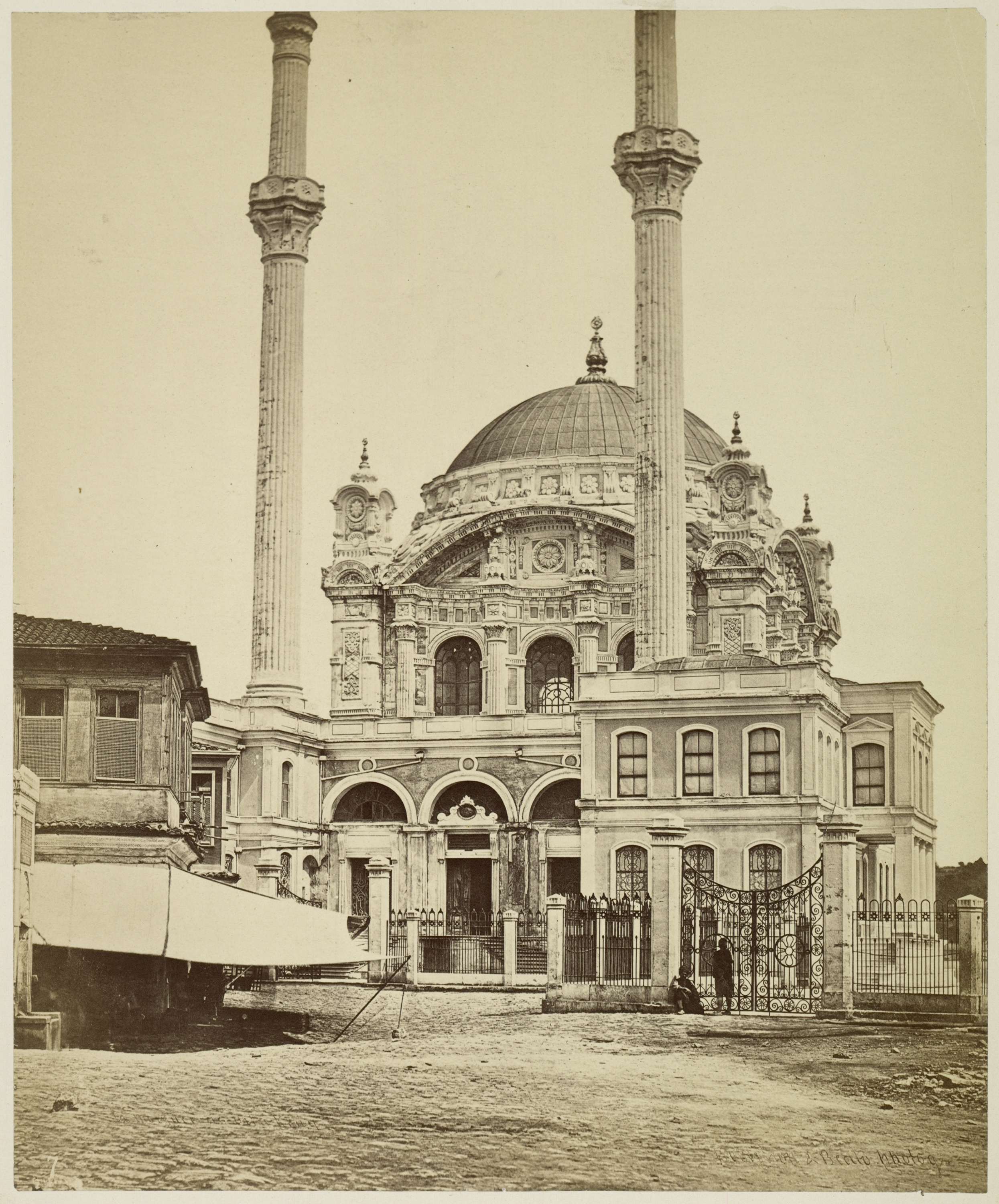 Gezicht op de Ortaköy Moskee (Ortaköy Camii), Istanbul