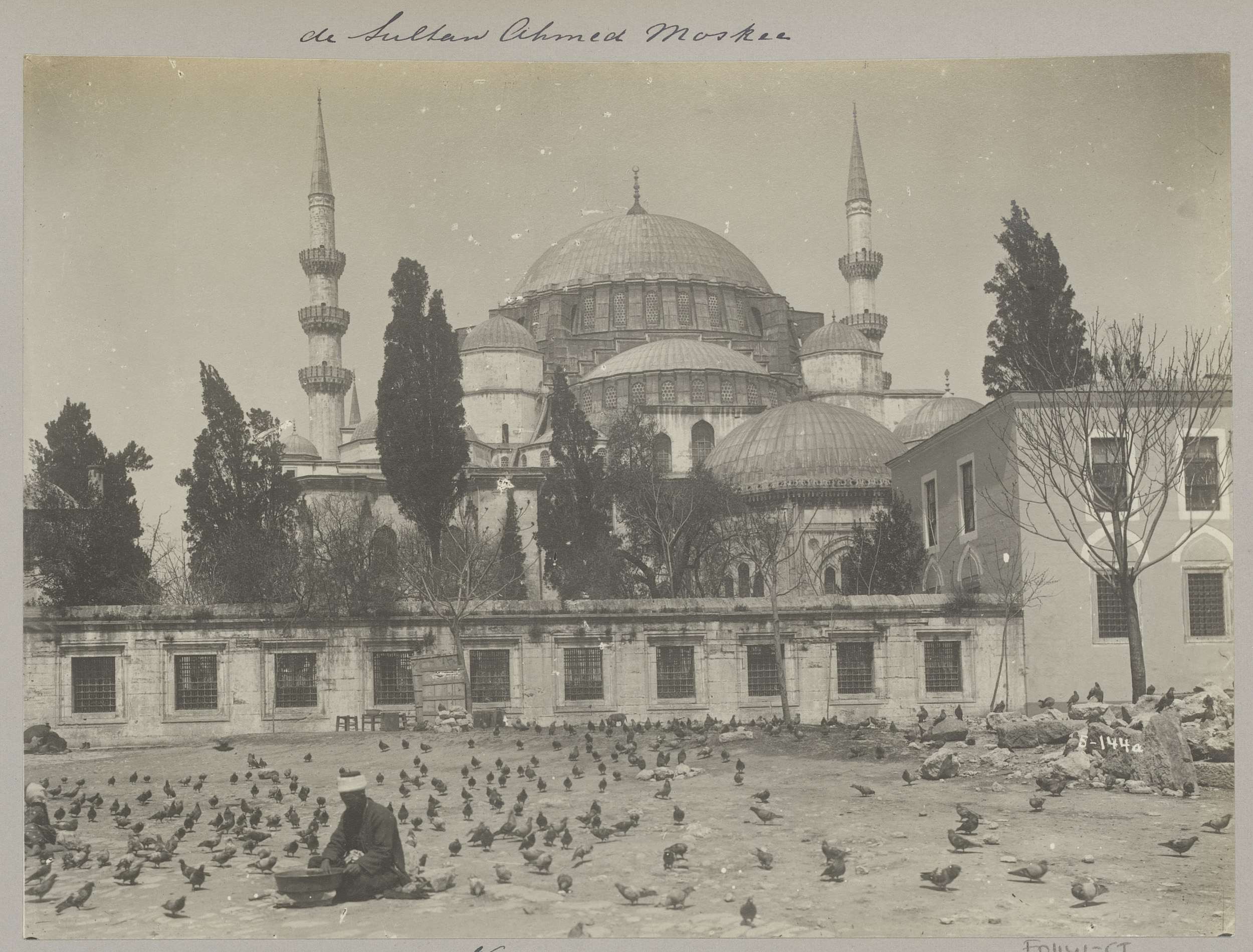 Sultan Ahmetmoskee in Istanbul met op de voorgrond een plein met duiven