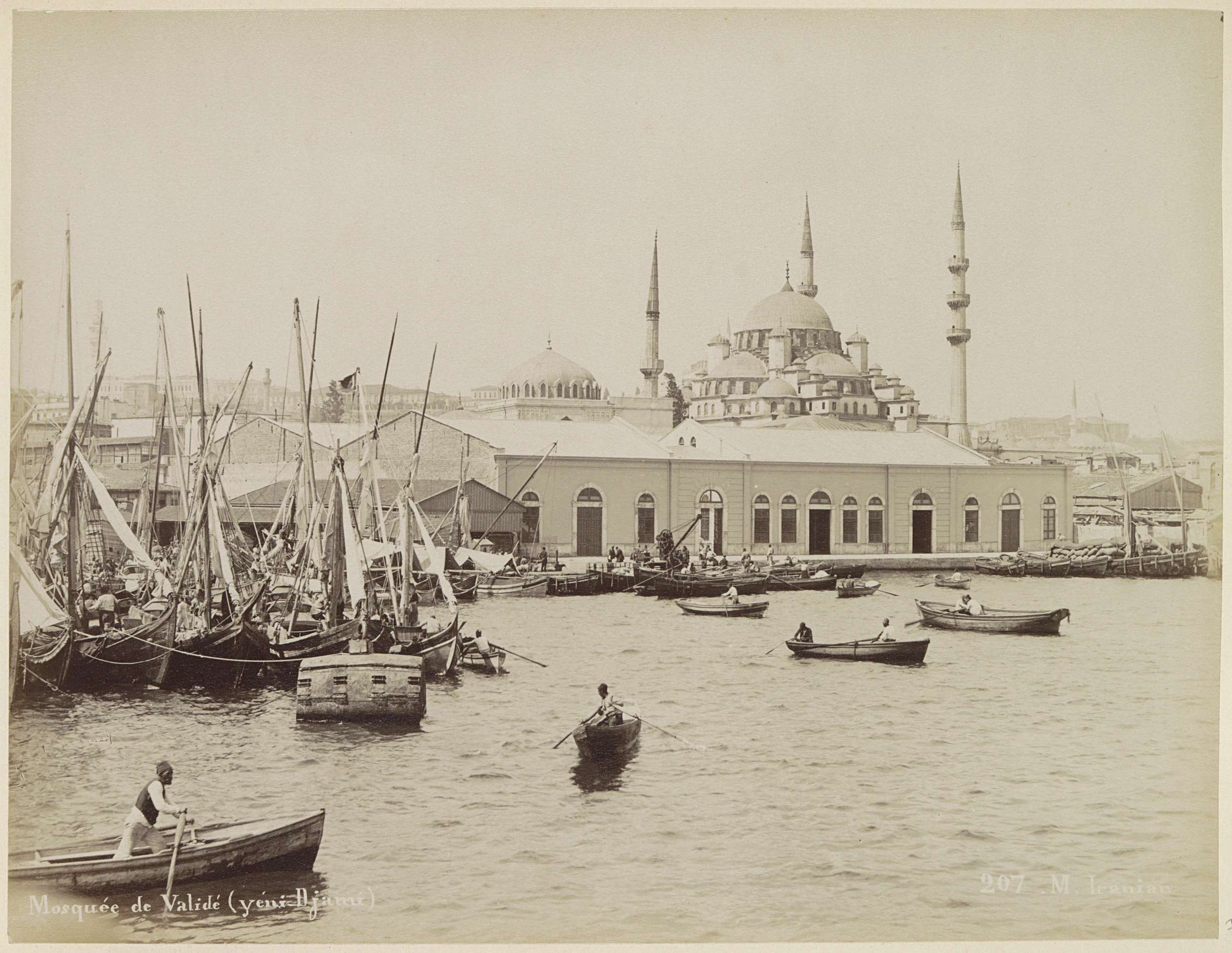Mosquée de Validé (yéni-Djami), Gezicht op de Yeni Validemoskee in Istanbul met op de voorgrond boten
