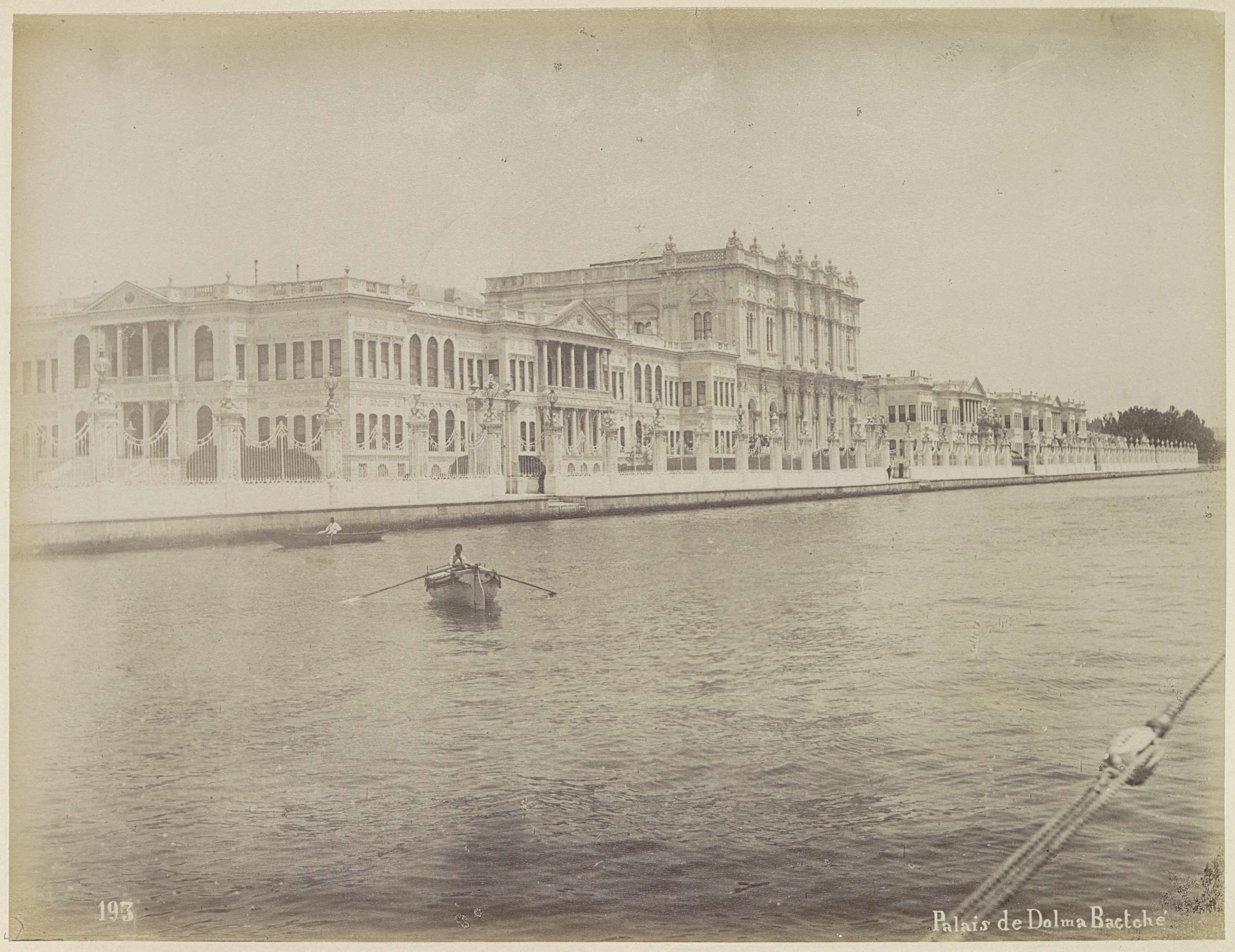 Dolmabahçepaleis aan de Bosporus in Istanbul, Palais de Dolma Bactché