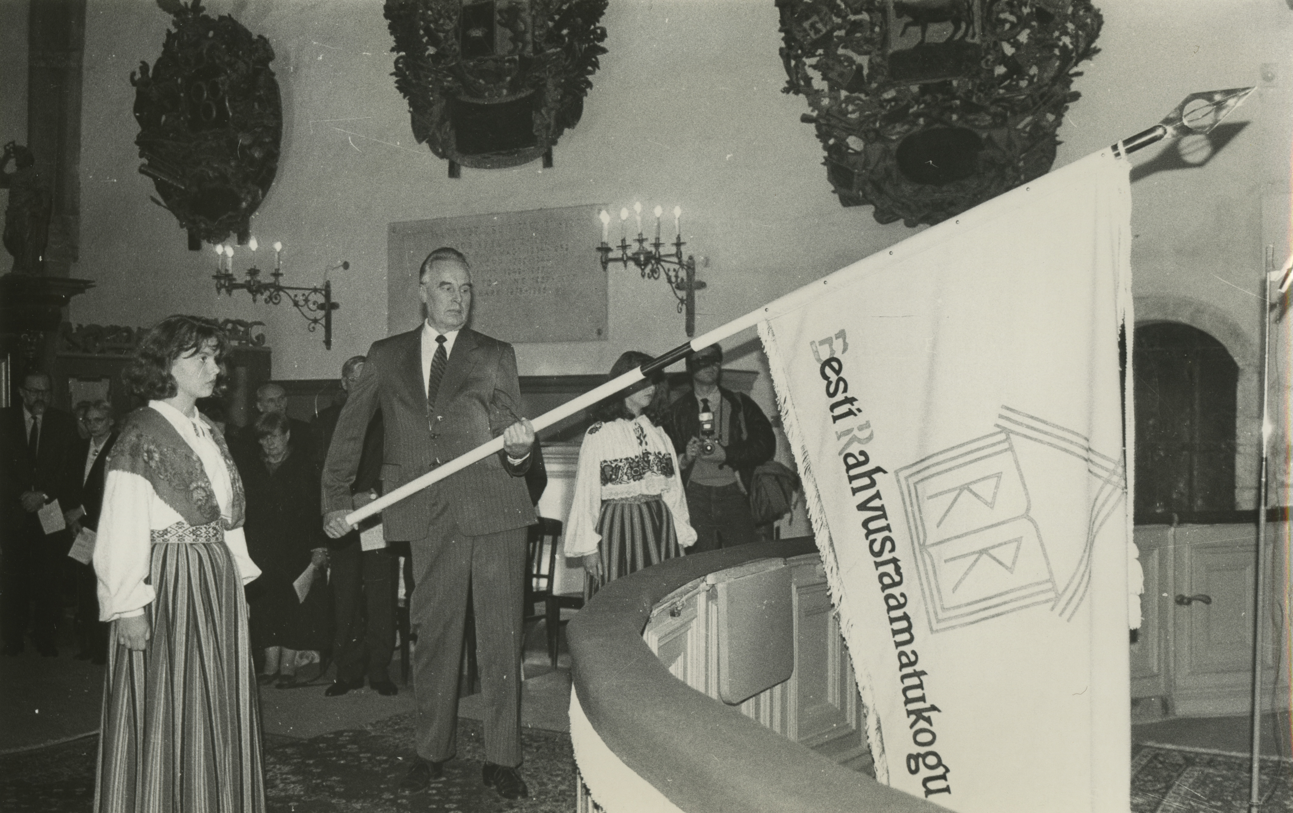 Blessing the flag of the National Library in the Tallinn Toom Church. Flag Ivo Aavik