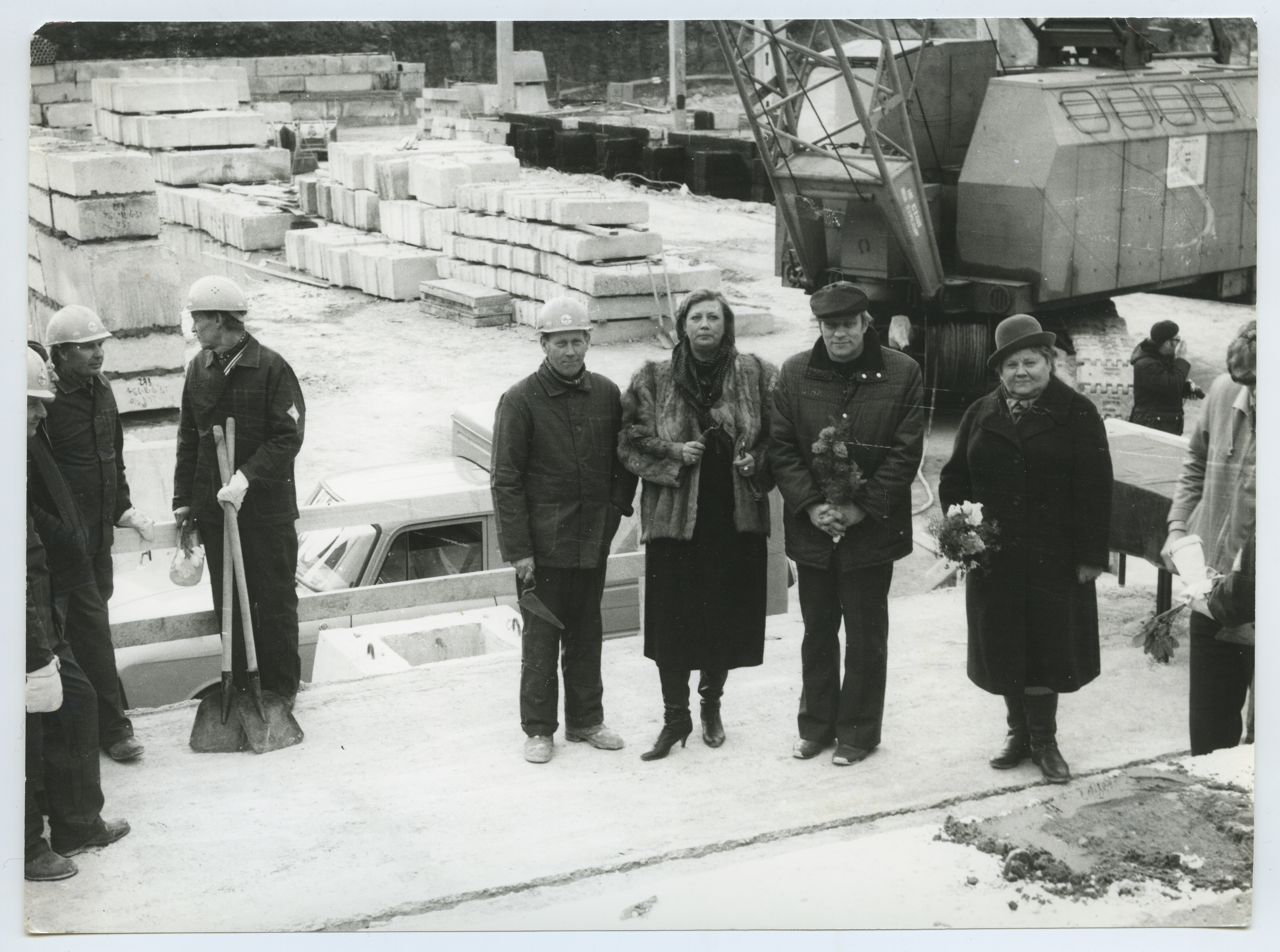 Cornerstone layer for the new building of the National Library in Tõnismäe (04.10.1986). I. Tihane, Raine Karp, Ivi Eenmaa