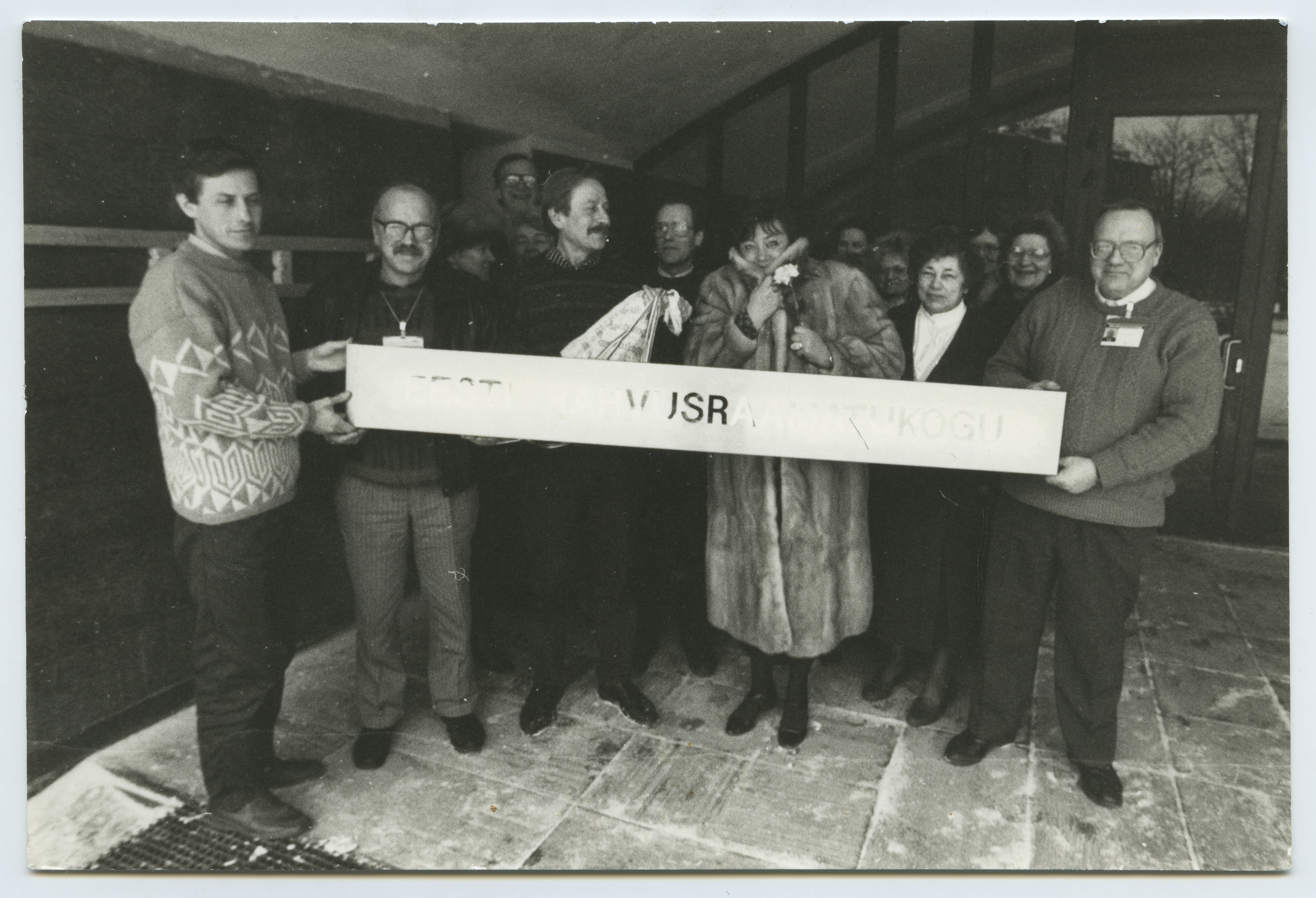 Installation of the name label on the new building of the National Library, January 1993. Urmas Palsi, Mihkel Reial, Sulev Vahtra, Ivi Eenmaa, Linda Pärnoja, Ants Popp