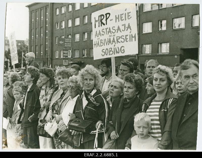 A large group of people gathered in Tallinn at Tõnismäe with a slogan: "MRP - the most disgraceful fit of our century"