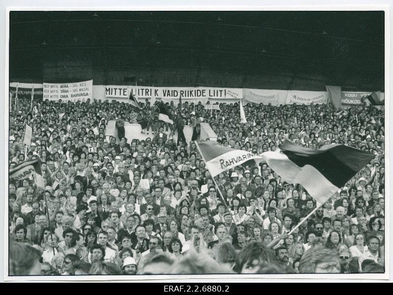 A meeting with the ambassadors of the NLKP conference elected from Estonia was organised by Rahvarinde in Tallinn Song Square. People waving slogans and flags