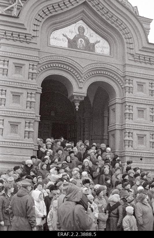 Miiting Toompea Lossiplats on Edgar Savisaare's departure from the Prime Minister, the people stood on the stairs of the Orthodox Church.