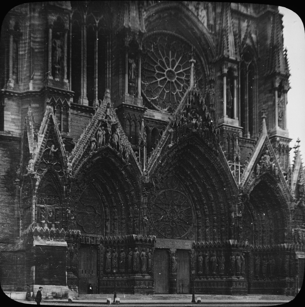 Skioptikonbild med motiv av Cathedral Notre Dame Reims.
Bilden har förvarats i kartong märkt: Höstresan 1910. Granada 9. Text på bild: "Katedralen, vestportal".