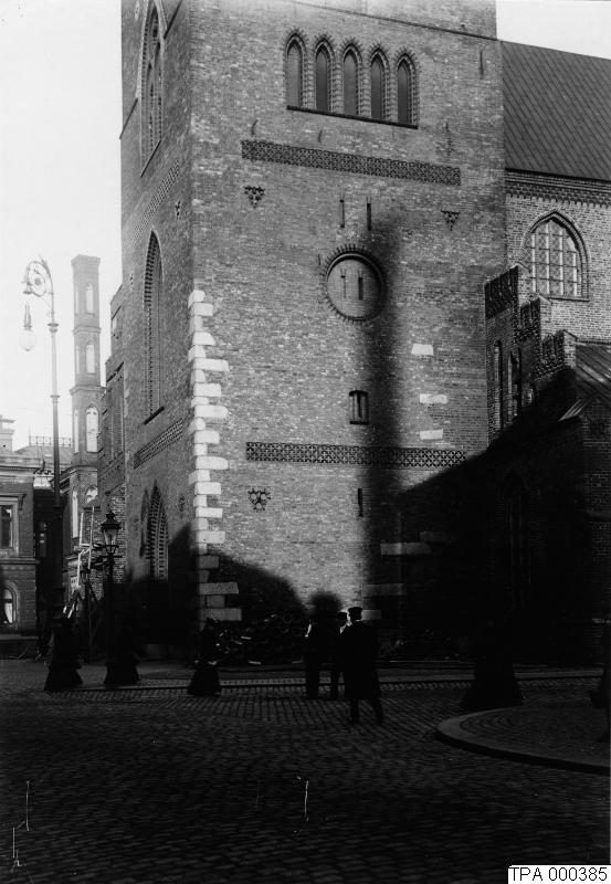 S:t Petri kyrka - exteriör. Tornet från sydväst (Kalendegatan). - Foto: Theodor Wåhlin / Malmö Museer