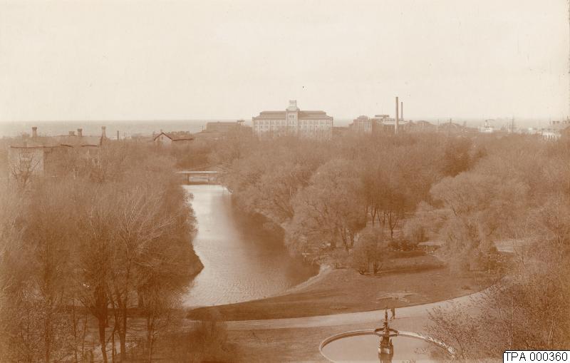 vy, park - Utsikt från Kungsparkens restaurang, i bakgrunden Malmö Stora Valskvarn och gamla Länsfängelset. - Foto: Okänd fotograf / Malmö Museer