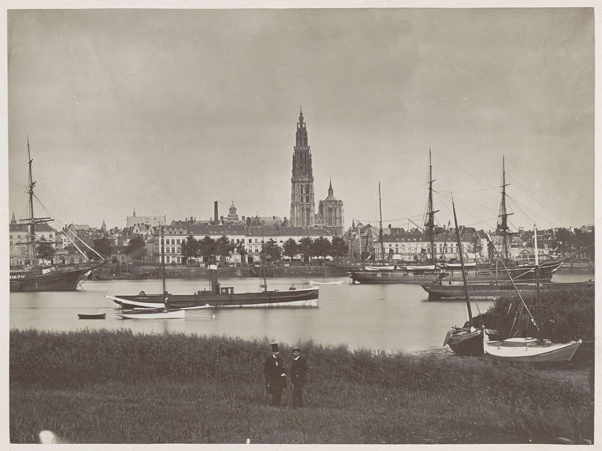 Schepen op de Schelde, op de achtergrond de Onze-Lieve-Vrouwekathedraal in Antwerp