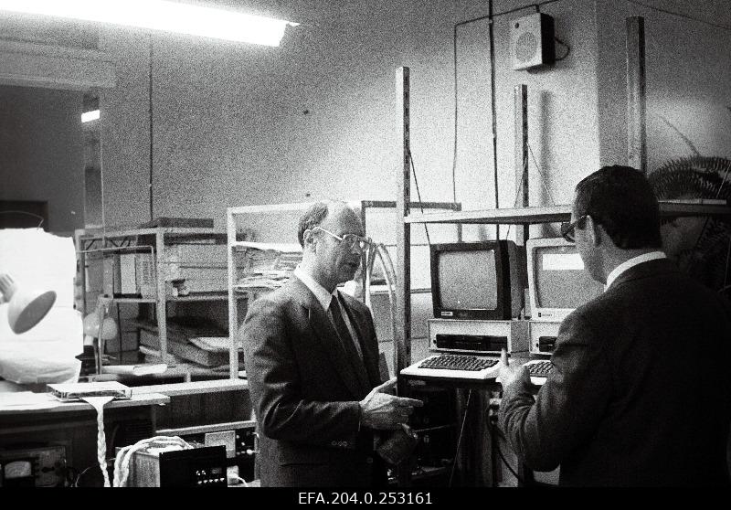 Production unit Baltics Director General Valeri Chetvergov (left) and constructor factory production - at the school personal computers Juku.