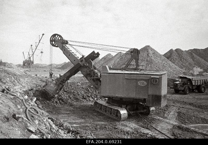 Põlevkivi maapealne kaevandamine Sirgala karjääris nr 1.