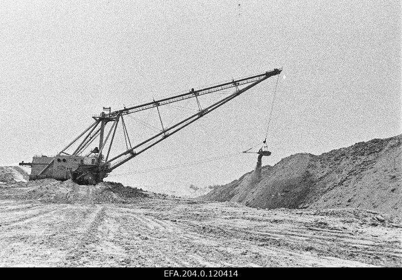 Tootmiskoondise "Eesti Põlevkivi" Sirgala karjääris põlevkivi maapealsel kaevandamisel töötab ekskavaator ЭШ-15/90-A.