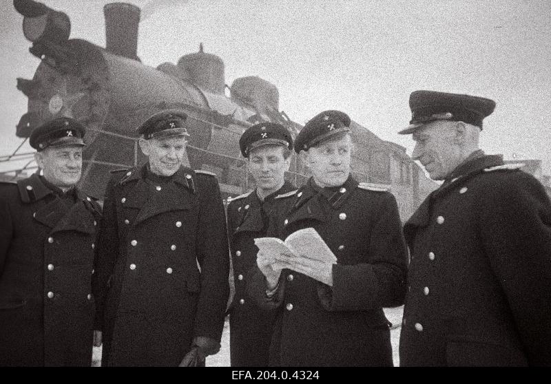 Estonian Railway was recognised as the winner of the Union-wide Socialist Competition by the Central Council of Trade Unions and the Ministry of Road. Senior train specialist n. Berg, railway organizer e. Sau, senior driver a. Parika, Deputy Chief of Railway Division h. Mölder and train composer a. Laur.