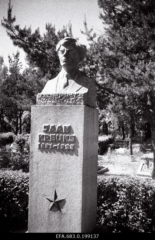 The commemoration of the revolutionary Jaan Kreuks on the cemetery of Rahumäe.