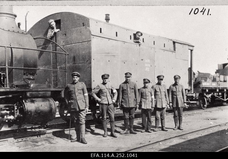 War of Liberty. Soldiers of the large-circuit armour train No.2 in front of the armoured team wagon.